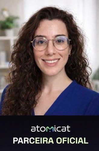 A imagem está vazia. Adicione sua foto e defina alt: “Rubia — parceira Atomicat e especialista em marketing local