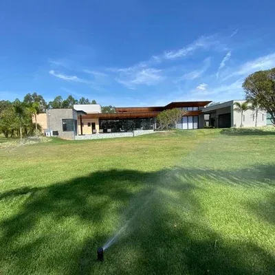 Rotor de irrigação em um gramado