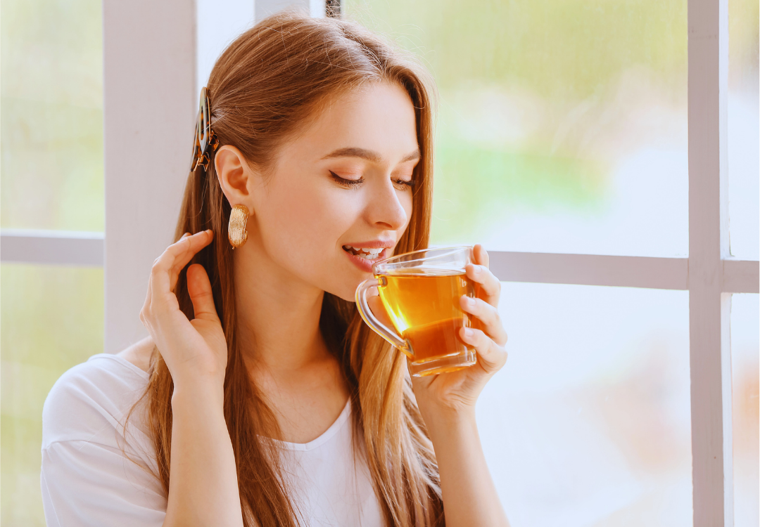 Rotina inspirada no Japão para bem-estar — mulher com chá, luz natural