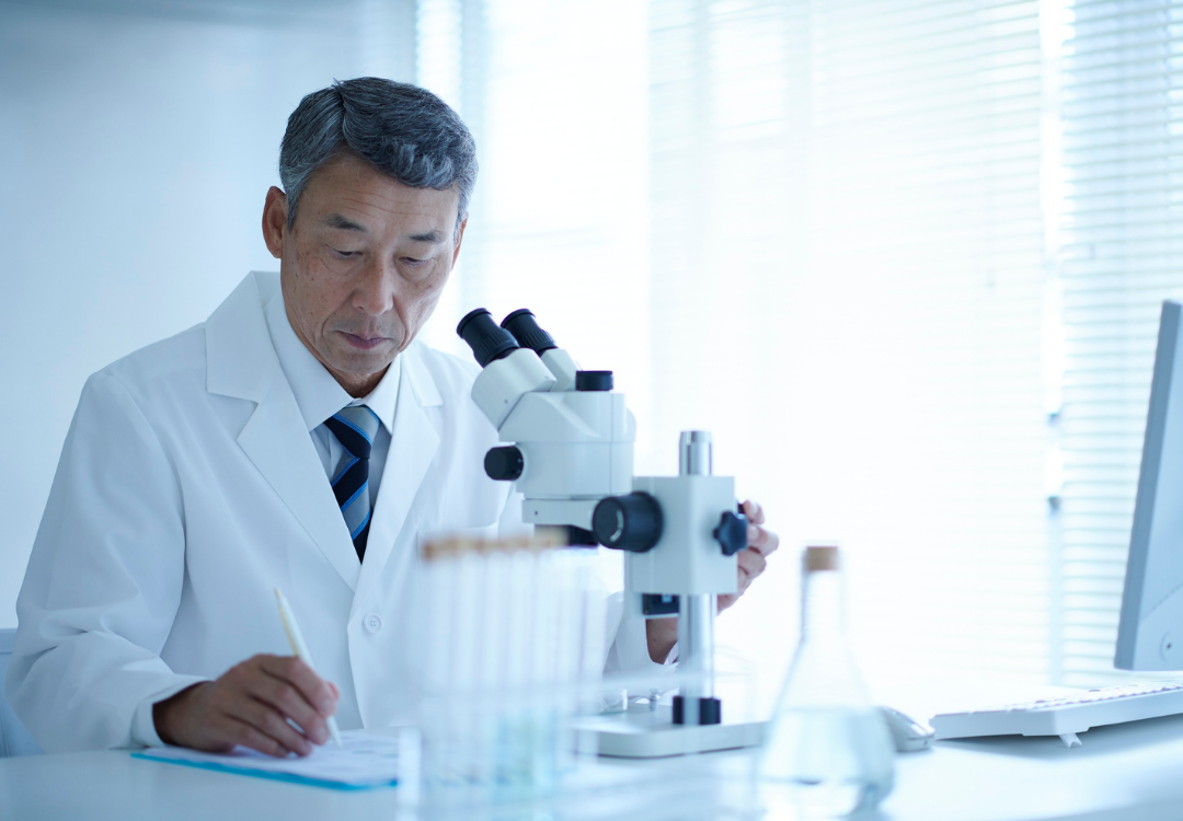 Pesquisador japonês analisando amostras em laboratório moderno
